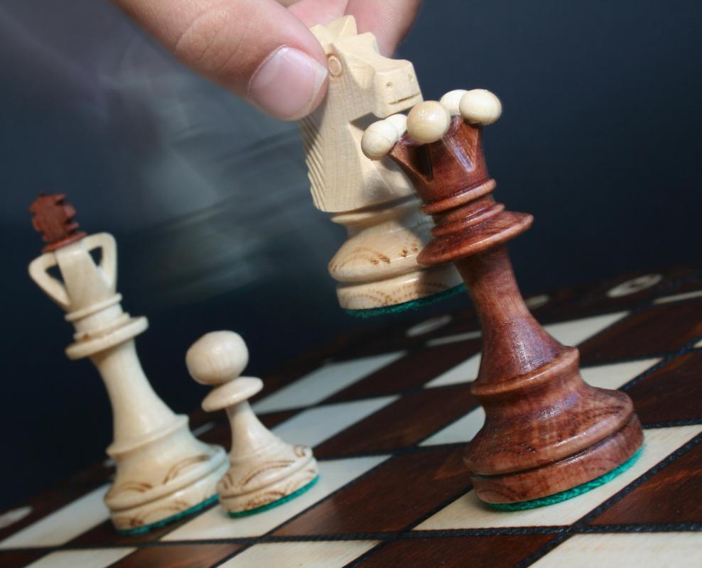 What are the Different Types of Chess Sets? (with pictures)
