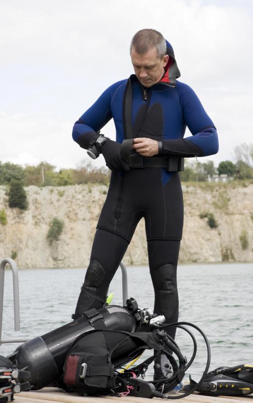 A wetsuit should be purchased for a specific wearer so as to avoid loosely fitting edges or folds.