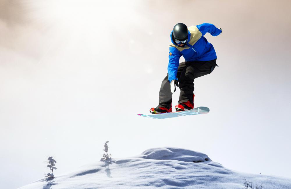 What are the Differences Between Snowboarding and Skiing?