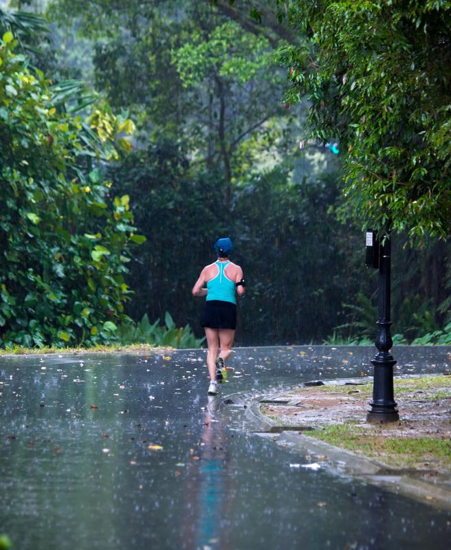 What are the Different Types of Running Shorts? (with pictures)